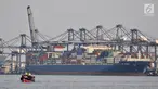 Sebuah Perahu nelayan melintas di dekat kapal yang mengangkut peti kemas di Jakarta International Container Terminal (JICT), Tanjung Priok, Jakarta, Selasa (6/11). (Merdeka.com/ Iqbal S. Nugroho)