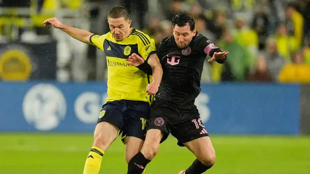 Bintang Inter Miami Lionel Messi (kanan), berebut bola dengan pemain Nashville Alex Muyl di laga kedua ronde pertama playoff MLS Eastern Conference di Geodis Park, Minggu (02/11/2025). (AP Photo/George Walker IV)