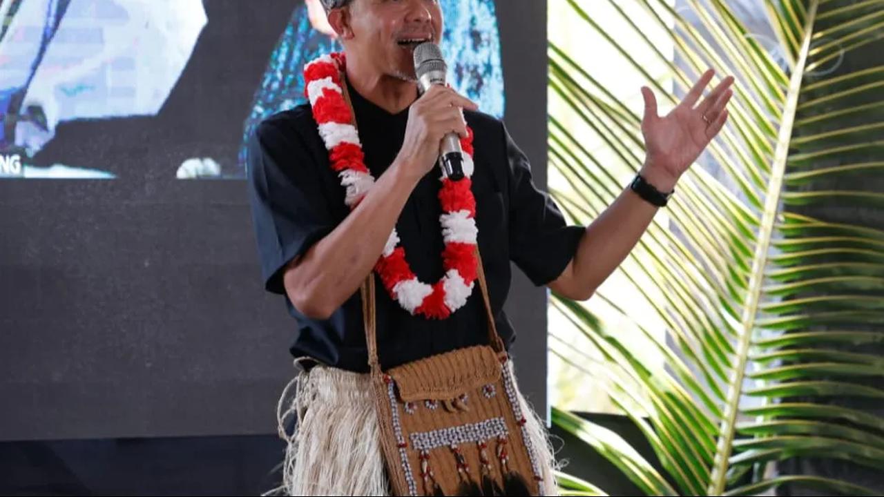 Selain itu, ada nama Menkumham Yasonna Laoly, mantan Menteri Luar Negeri Alwi Shihab dan mantan senior NasDem Siswono Yudo Husodo dalam jajaran Dewan Penasihat TPN.