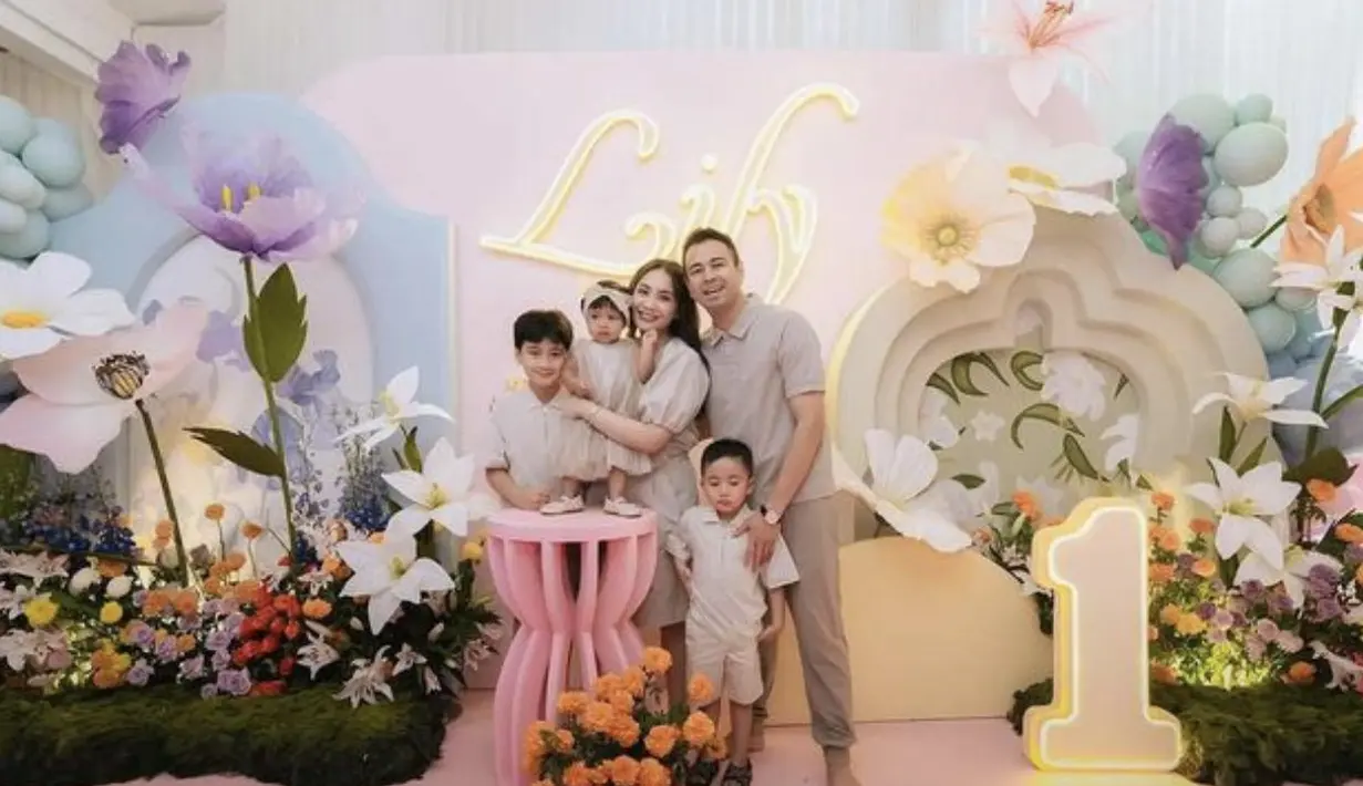 Raffi Ahmad dan kedua putranya juga kenakan kemeja dengan warna senada. [Foto: Instagram/ Raffinagita]