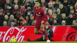 Penyerang Liverpool, Cody Gakpo membawa bola saat bertanding melawan Wolverhampton Wanderers pada putaran ketiga Piala FA di stadion Anfield, Inggris, Minggu (8/1/2023). Liverpool bermain imbang dengan Wolves dengan skor 2-2. (AP Photo/Jon Super)