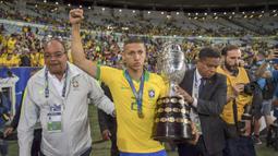 Richarlison. Striker Timnas Brasil yang telah 4 musim bermain di Inggris bersama Watford dan Everton ini belum sekalipun meraih gelar. Bersama Timnas Brasil ia justru telah meraih trofi Copa America 2019 lalu meski hanya tampil 3 laga dan mencetak 1 gol. (AFP/Carl De Souza)