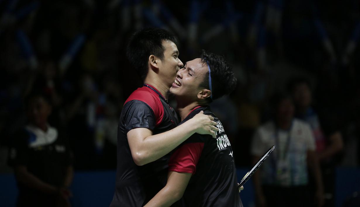 Ganda putra Indonesia, Hendra Setiawan / Mohammad Ahsan, merayakan kemenangan atas Yuta Watanabe / Hiroyuki Endo, pada Indonesia Open 2019 di Istora Senayan, Jumat (19/7). Hendra / Ahsan menang 21-15 9-21 22-20. (Bola.com/Yoppy Renato)