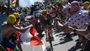 Pebalap tim Ineos Grenadiers, Thomas Pidcock melepaskan diri dari rombongan saat Stage 12 Tour de France 2022 yang menempuh rute sepanjang 165,1 km dari Briancon hingga L'Alpe-d'Huez, di Pegunungan Alpen, Prancis, Jumat (14/07/2022). (AP/Thibault Camus)