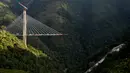 Sebuah jembatan yang menghubungkan Bogota dengan Kota Villavicencio ambruk di kota Guayabetal, Senin (16/1).  Jembatan bernama Jembatan Chirajara itu tengah dalam konstruksi dan tidak beroperasi ketika mengalami kejadian nahas tersebut (Raul Arboleda/AFP)