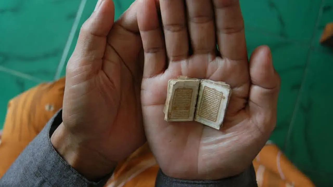Alquran kuno bertinta emas