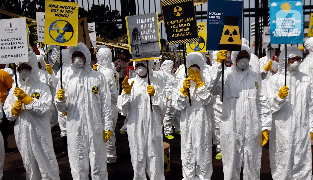 Aktivis Greenpeace saat menggelar aksi damai kreatif menolak energi nuklir di depan Gedung DPR, Jakarta, Jumat (13/3/2020). Greenpeace mengingatkan masyarakat dan pemerintah akan dampak negatif energi nuklir terhadap manusia dan lingkungan. (Liputan6.com/Johan Tallo)