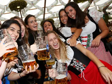 Para wanita Oktoberfest memegang gelas berisi bir saat mengikuti festival minum bir tahunan yang ke-183 di Munich, Jerman, Sabtu (17/9). Wanita-wanita cantik ini berpesta-pora dengan meminum bir selama pembukaan Oktoberfest. (REUTERS/Michaela Rehle)