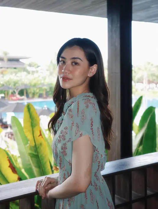 Aaliyah Massaid tengah berlibur ke Bali bersama keluarga kecilnya. Outfit pertama, ia tampil dengan gaya resortnya. [@aaliyah.massaid]