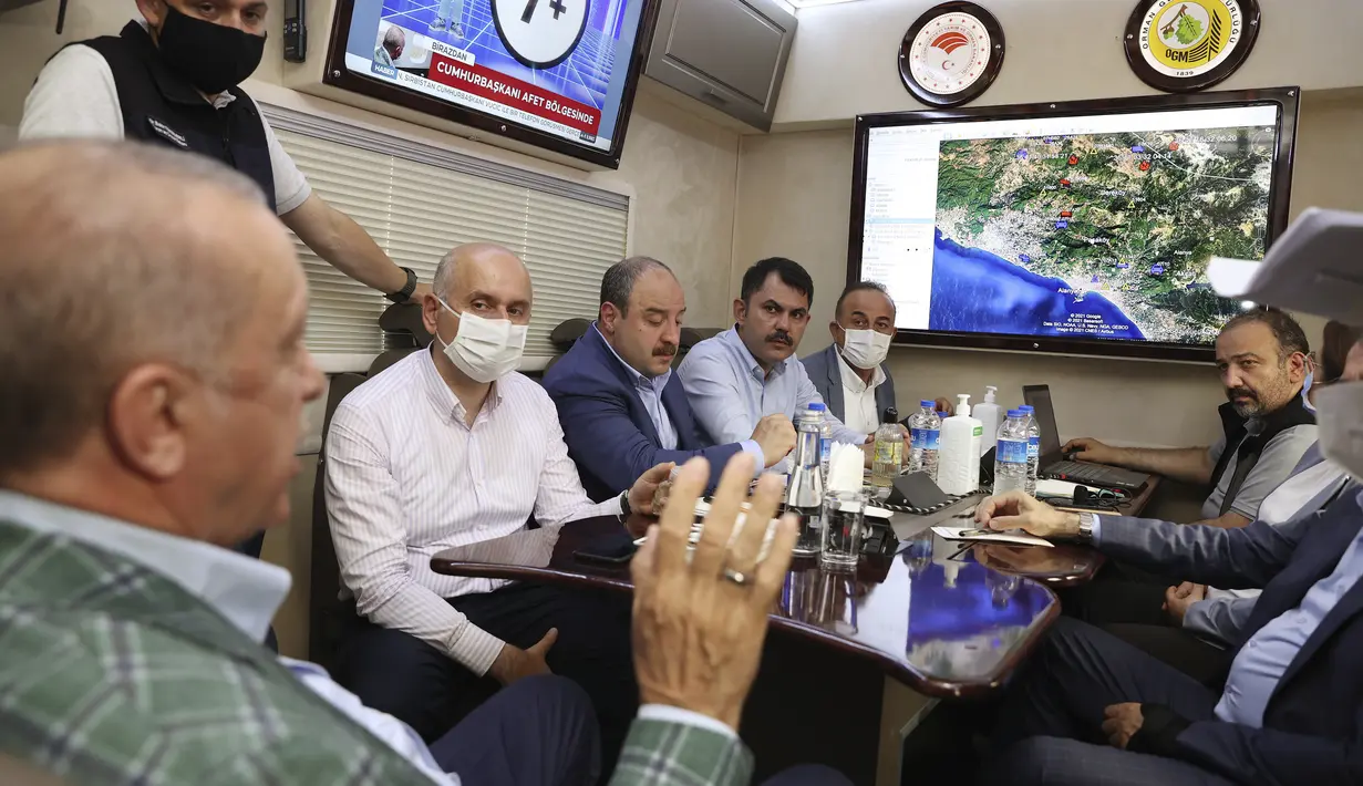 Presiden Turki Recep Tayyip Erdogan berbicara kepada para menterinya tentang kebakaran hutan di Manavgat, Antalya, Turki, Sabtu (31/7/2021). Korban tewas akibat kebakaran hutan di kota-kota Mediterania Turki naik menjadi enam orang setelah dua pekerja hutan tewas. (Turkish Presidency via AP, Pool)