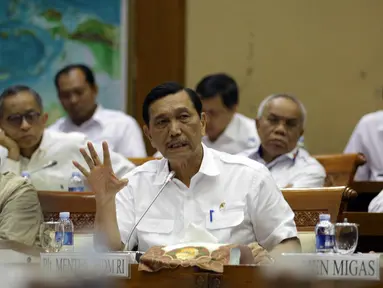 Menko Kemaritiman sekaligus Plt Menteri ESDM, Luhut Binsar Panjaitan, melakukan rapat kerja dengan Komisi VII DPR, di Senayan, Jakarta, Kamis (1/9). Raker membahas RAPBN 2017 serta kebijakan yang telah dibuat Arcandra Tahar. (Liputan6.com/Johan Tallo)