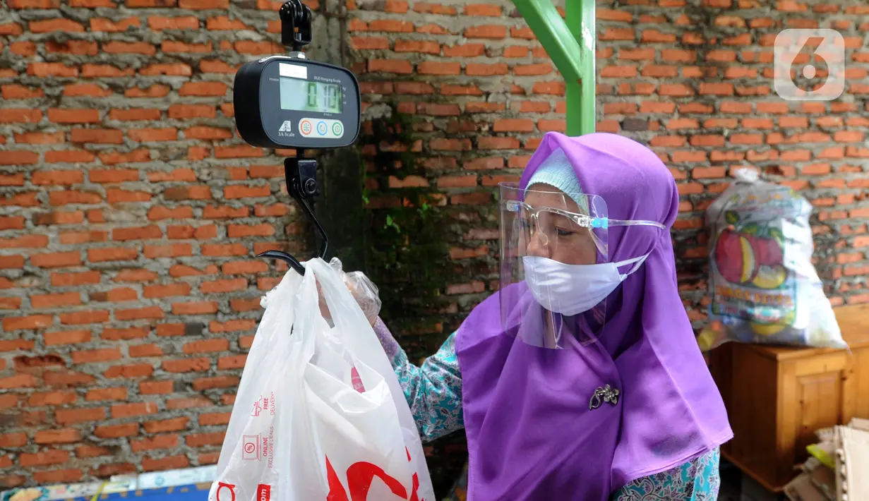 Pekerja menimbang sampah rumah tangga di bank sampah Gepe Two, Perumahan Griya Pamulang II, Tangerang Selatan, Banten, Rabu (23/12/2020). Sampah rumah tangga yang diserahkan oleh warga ke bank sampah tersebut sudah melewati pemilahan. (merdeka.com/Arie Basuki)