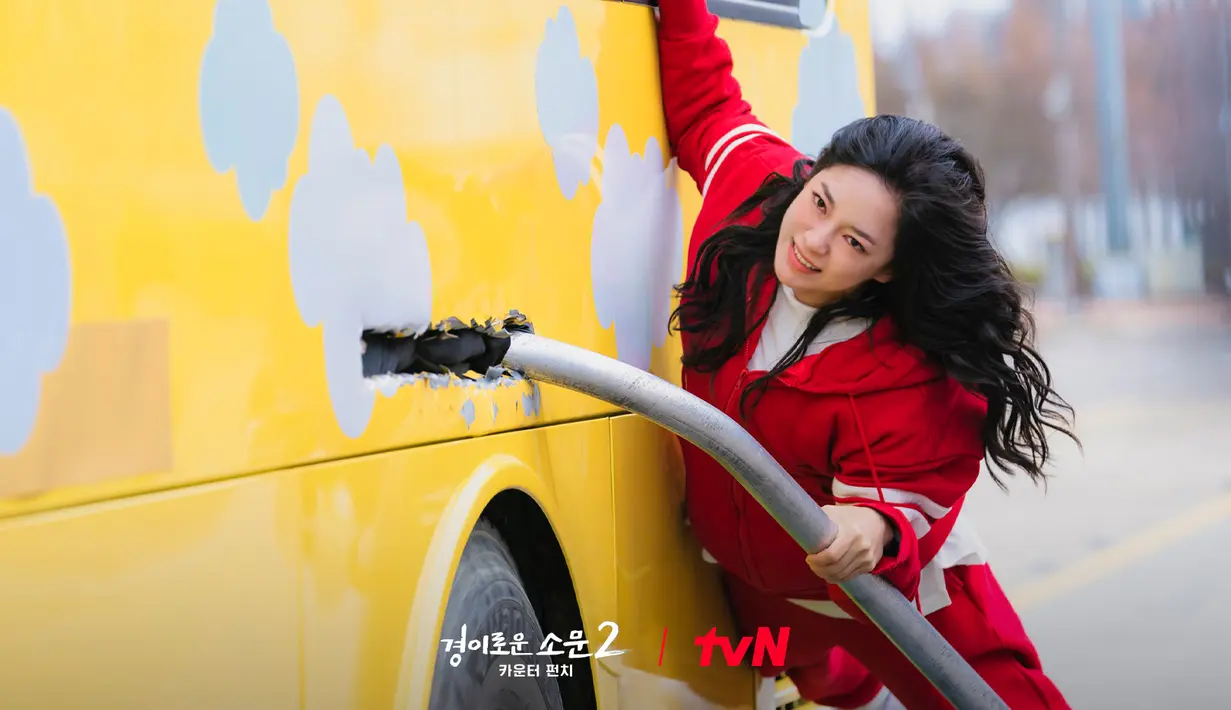 Do Ha Na yang diperankan oleh Kim Se Jeong bahkan harus bergelantungan di sisi bus demi menangkap iblis.