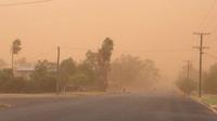 Kabut oranye tiba-tiba menyelimuti kota Chareville di Australia usai badai debu menerjang. (Queensland Police)