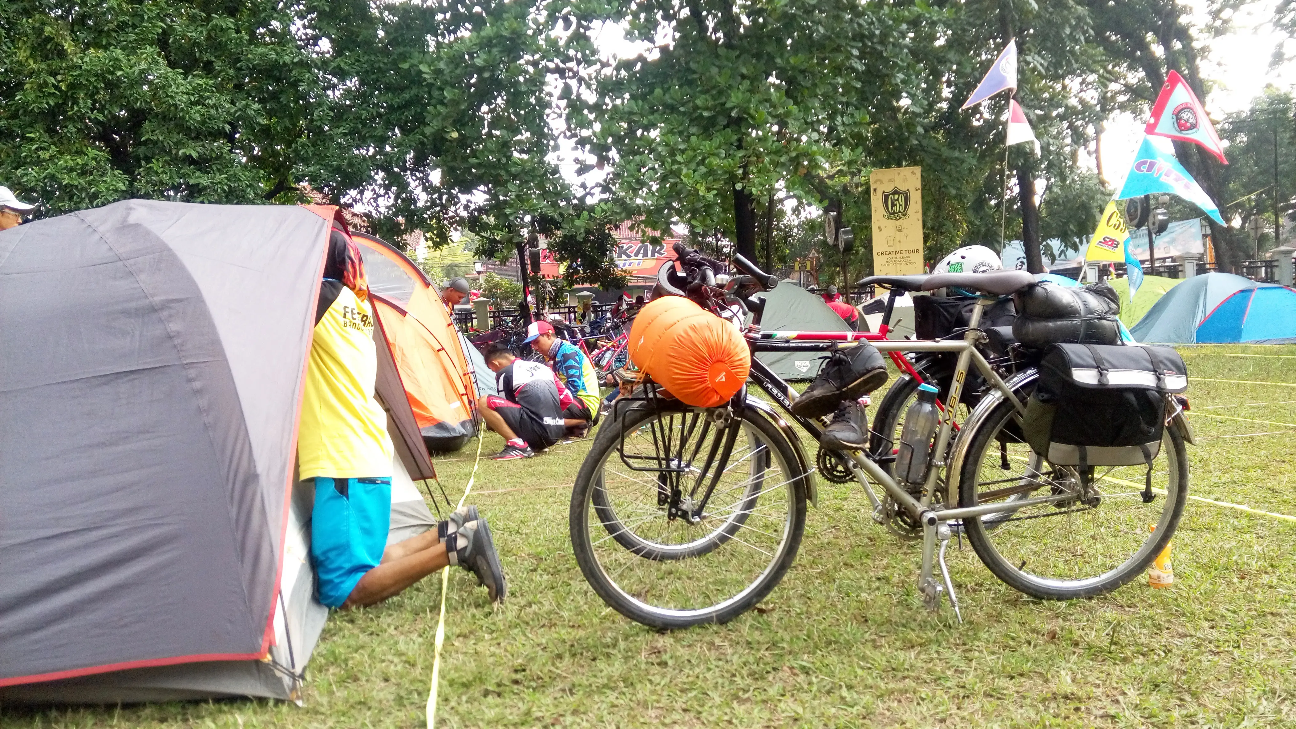 Ratusan federalist atau penggemar sepeda Federal berkumpul dan keliling Kota Bandung, Jawa Barat, 13-14 Mei 2017. (Liputan6.com/Huyogo Simbolon)