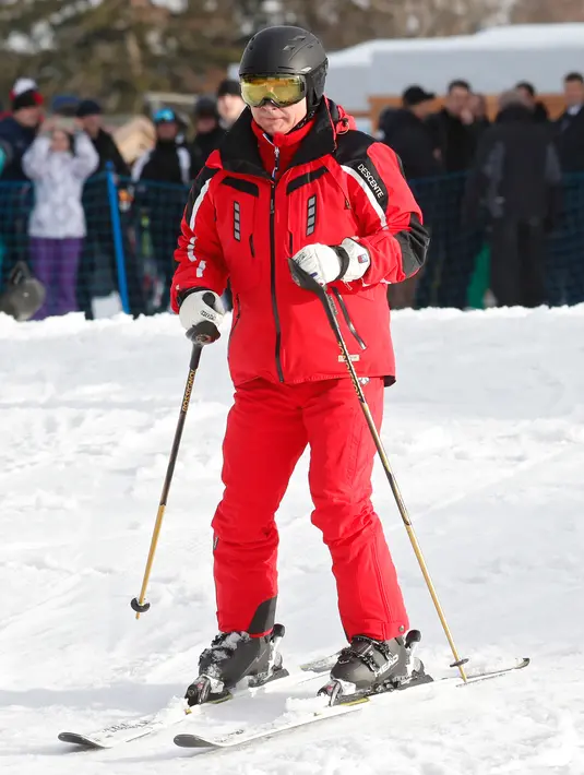 Presiden Rusia Vladimir Putin menuruni lereng gunung saat bermain ski di Krasnaya Polyana dekat resor Laut Hitam Sochi, Rusia, Rabu (13/2). (Sergei Chirikov/Pool Photo via AP)