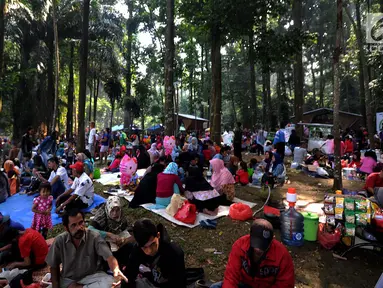 Warga berkumpul memadati hutan penelitian CIFOR (Center for International Forestry Research) saat tradisi Cucurak, di Kota Bogor, Minggu (13/5). Tradisi Cucurak digelar untuk mengungkapkan kebahagiaannya menyambut bulan Ramadan. (Merdeka.com/Arie Basuki)