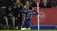 Bek Chelsea Ben Chilwell merayakan gol yang dicetaknya ke gawang Brentford pada matchday kedelapan Liga Inggris di Brentford Community Stadium, Sabtu (16/10/2021) malam WIB. Chelsea menang 1-0 lewat gol Ben Chilwell. (AP Photo/Matt Dunham)