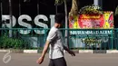 Pejalan kaki melintas di depan kantor PSSI di kawasan Stadion Gelora Bung Karno, Jakarta, Sabtu (27/2/2016). Seseorang mengatasnamakan pecinta sepak bola mengirimi ucapan selamat kepada PSSI. (Liputan6.com/Helmi Fithriansyah)