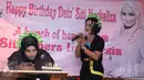 Siti Nurhaliza meniup lilin disaksikan Krisdayanti saat perayaan ulang tahun sang Diva asal Malaysia di restoran cepat saji kawasan Kemang, Jakarta, Minggu (10/1). Pelantun tembang Cindai ini berulang tahun pada 11 Januari. (Liputan6.com/Herman Zakharia)