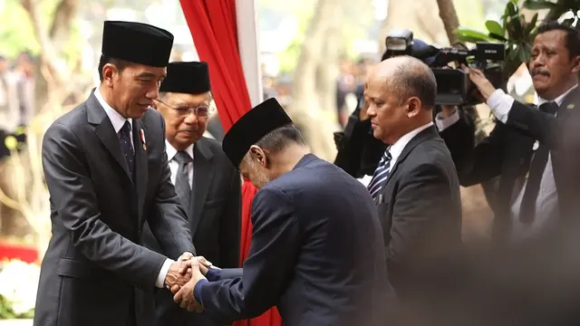 [Fimela] Presiden Joko Widodo dan Wakil Presiden Jusuf Kalla di Pemakaman BJ Habibie