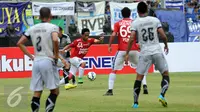 Gelandang Bali United, I Gede Sukadana mencoba menerobos pertahanan Sriwijaya FC saat laga perebutan tempat ketiga Piala Bhayangkara 2016 di Stadion GBK Jakarta, Minggu (3/4/2016). Sriwijaya unggul 2-0. (Liputan6.com/Helmi Fithriansyah)
