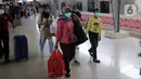 Sejumlah penumpang berjalan setibanya di Stasiun Pasar Senen, Jakarta, Rabu (11/5/2022). Pada hari ini, tercatat jumlah penumpang yang turun di Stasiun Pasar Senen sebanyak 16.100 penumpang. (Liputan6.com/Angga Yuniar)