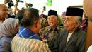 Mantan Wakil Presiden Jusuf Kalla atau JK (kiri) disambut saat tiba di kampung halamannya, Makassar, Sulawesi Selatan, Sabtu (26/10/2019). JK pun bertemu ulama, sahabat, dan keluarga setibanya di kampung halaman. (Liputan6.com/HO/Tim JK)