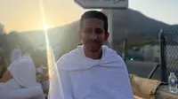 Habib Ja'far kenakan ihram di tanah suci. (Foto: https://www.instagram.com/p/Ct-pLxxpptS/)