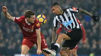 Pemain Liverpool, James Milner (kiri) berebut bola dengan pemain Newcastle United, Kenedy pada lanjutan Premier League di Anfield, Liverpool, (3/3/2018). Liverpool menang 2-0.  (AFP/Lindsey Parnaby)