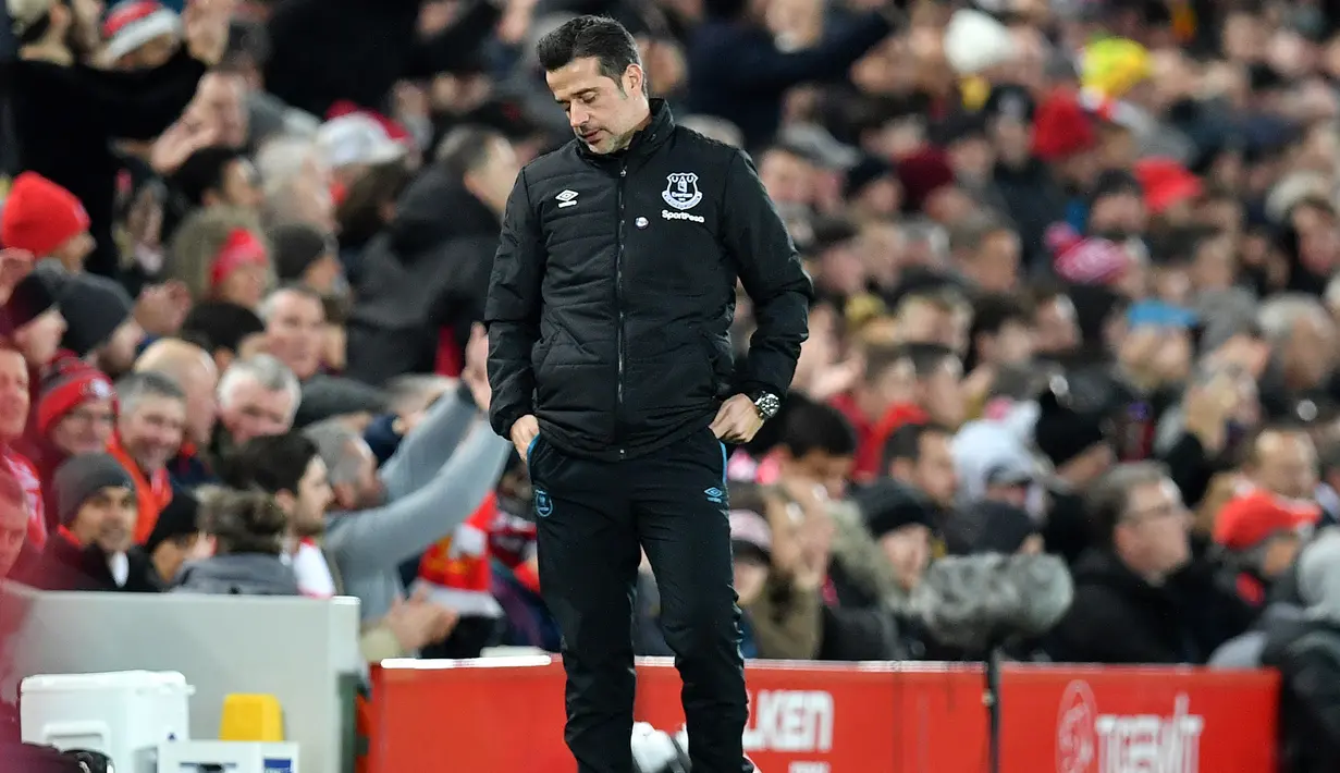 Pelatih Everton asal Portugal, Marco Silva tertunduk saat pertandingan melawan Liverpool pada pertandingan Liga Inggris di stadion Anfield (4/12/2019).  Everton resmi memecat manajer Marco Silva setelah 18 bulan bertugas di Goodison Park pada 5 Desember 2019. (AFP/Paul Ellis)