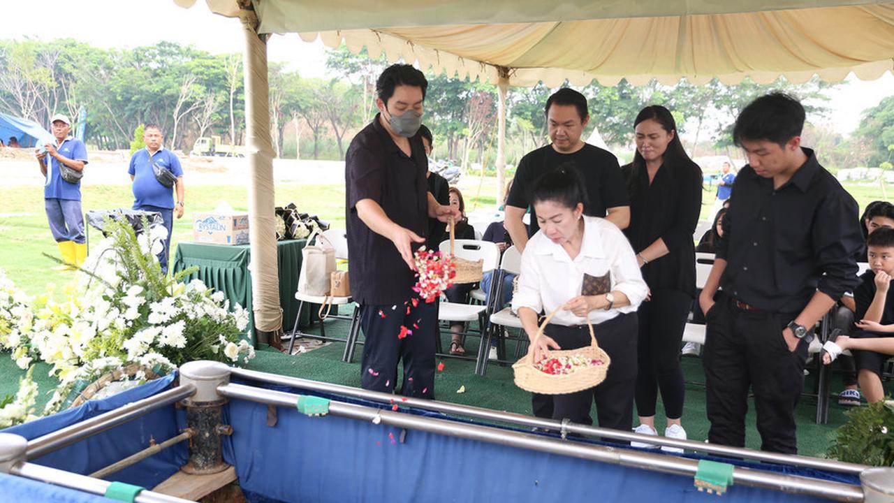 Melemparkan Bunga Ke Liang Lahat