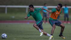 Pemain Timnas Indonesia U-22. Evan Dimas, berhasil melewati Ezra Walian saat latihan di Stadion UKM, Selangor, Senin (14/8/2017). Ini merupakan latihan terakhir jelang laga SEA Games melawan Thailand. (Bola.com/Vitalis Yogi Trisna)