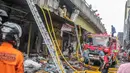 Pedagang menyelamatkan barang dagangan saat proses pendinginan oleh damkar dari kebakaran di Pasar Pagi Asemka, Jakarta, Jumat (18/11/2022). Kebakaran terjadi sekitar pukul 11.30 WIB. Sebanyak Sebanyak 14 unit kendaraan pemadam beserta 70 personel dikerahkan untuk menanggulangi kebakaran. (Liputan6.com/Faizal Fanani)