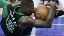 Pebasket Boston Celtics, Terry Rozier, terjatuh saat berebut bola dengan pebasket Detroit Pistons, Eric Moreland, pada laga NBA di Little Caesars Arena, Senin (11/12/2017). Celtics menang 91-81 atas Pistons. (AP/Duane Burleson)