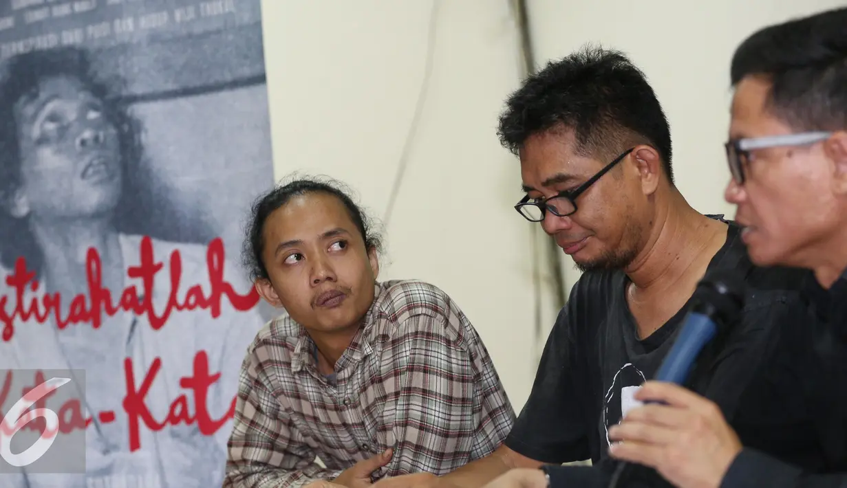 Anak Wiji Thukul, Fajar Merah (kiri) saat menghadiri konferensi pers dengan tema "Film Wiji Thukul dan Janji Jokowi" di Jakarta, Rabu (25/1). Seiring dengan pemutaran film ini, keluarga Thukul kembali menuntut Presiden Jokowi. (Liputan6.com/Faizal Fanani)
