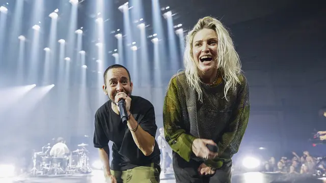 Mike Shinoda dan Emily Armstrong (Jordan Strauss/Invision/AP)