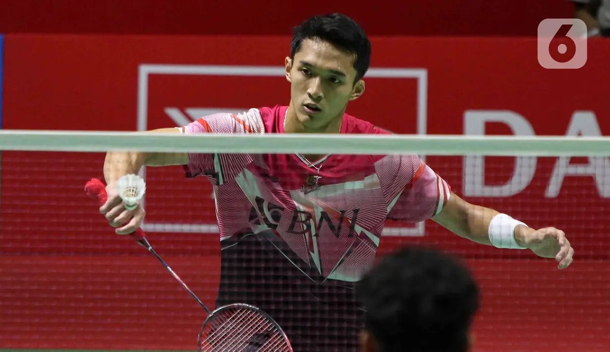 Pebulu tangkis tunggal putra Indonesia Jonatan Christie berusaha mengembalikan kok ke arah rekan senegaranya Chico Aura Dwi Wardoyo dalam final ndonesia Masters 2023 di Istora Senayan, Jakarta, Minggu (29/1/2023). Jonatan Christie atau Jojo menjuarai Indonesia Masters 2023 usai menang atas Chico Aura Dwi Wardoyo dengan skor 21-15 dan 21-13. (Liputan6.com/Herman Zakharia)