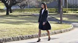 Putri Kako berjalan di kampusnya International Christian University (ICU) menuju lokasi upacara, Tokyo, Jepang,  (2/4/2015). Putri Kako adalah anak dari pasangan Pangeran Akishino sekaligus cucu dari Kaisar Akihito Jepang. (REUTERS/Yoshikazu Tsuno)