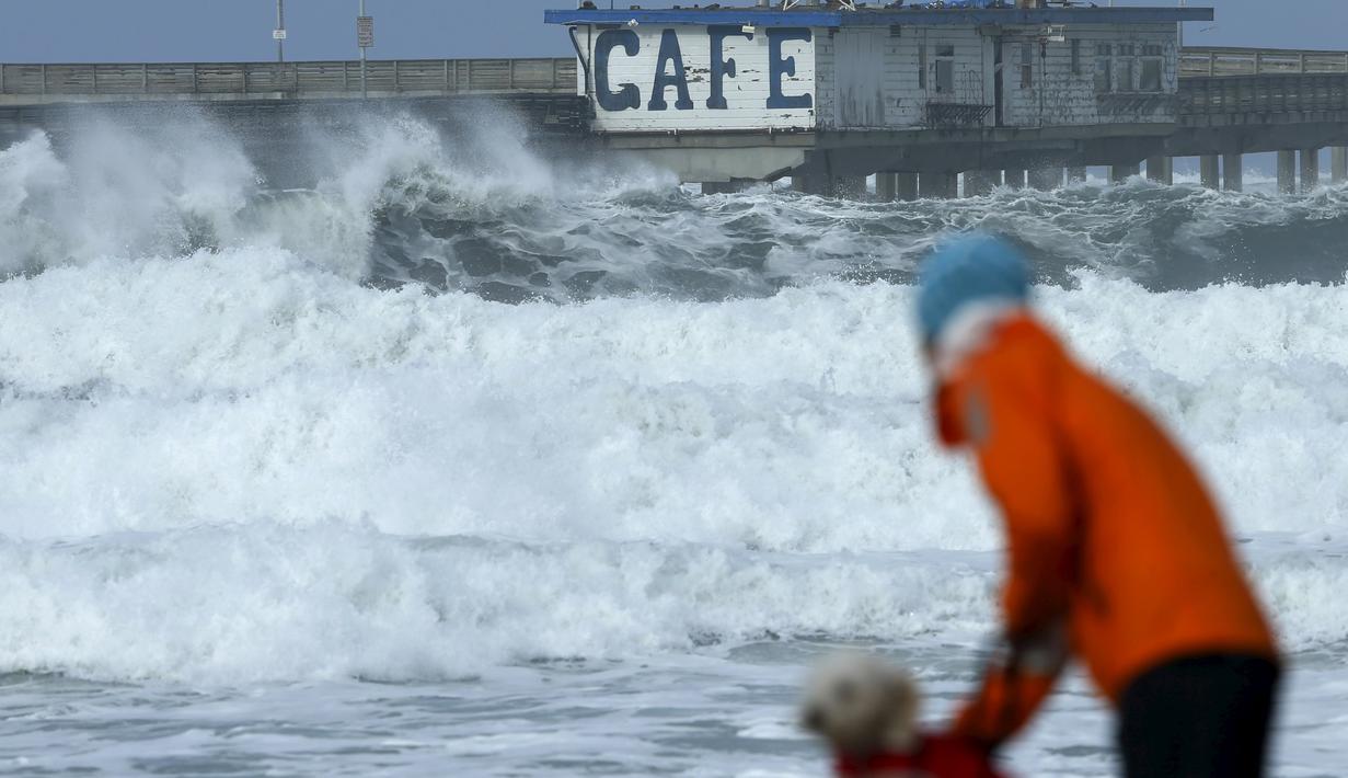  Ombak besar menerjang sebuah jembatan di Ocean Beach, California, (7/1). Jembatan ditutup karena gelombang ombak semakin tinggi yang dapat membahayakan pengguna jalan. (REUTERS/Mike Blake)