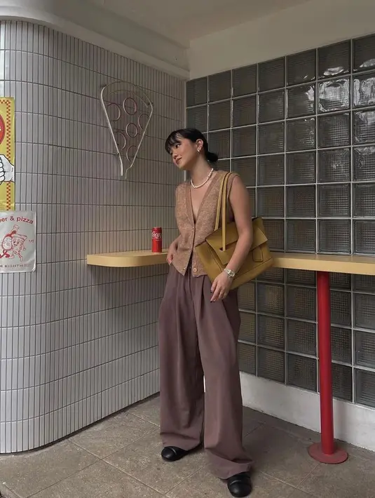 <p>Tampil chic dengan kombinasi vest dan celana baggy nuansa earthy ala influencer Elxi Elvina ini. (Instagram/elxielvina).</p>