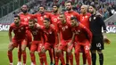 Kiper Tunisia, Mouez Hassen melakukan trik berpura-pura cedera. Ketika tim medis masuk ke lapangan, para pemain Tunisia pun langsung membatalkan puasa dengan meneguk air dan menyantap makanan kecil seadanya. (AFP/Miguel Riopa)