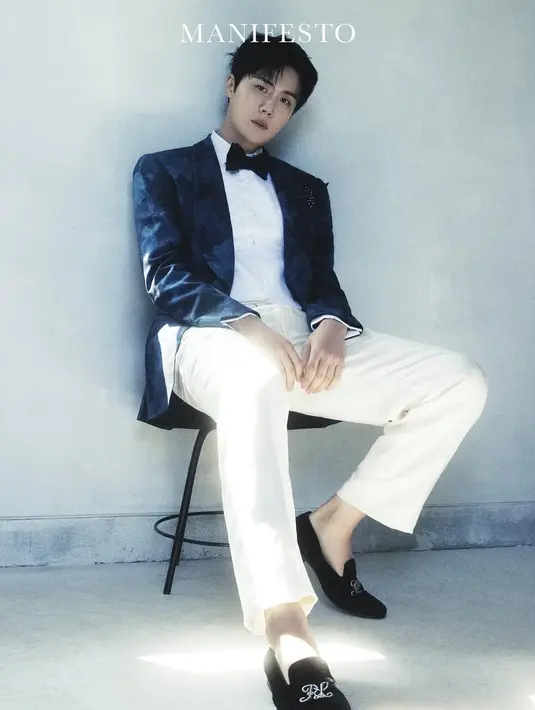 Ketika atasannya diganti dengan kemeja dan dasi kupu-kupu, Kim Seon Ho terlihat lebih romantis [@seonho_kim]