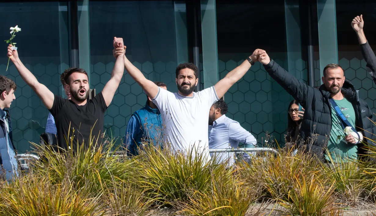 Para penyintas penembakan masjid meninggalkan pengadilan setelah sidang terhadap Brenton Tarrant di Christchurch, Selandia Baru, Kamis (27/8/2020). Brenton Tarrant, pelaku penembakan brutal di masjid-masjid di Christchurch itu dihukum seumur hidup tanpa pembebasan bersyarat. (AP Photo/Mark Baker)
