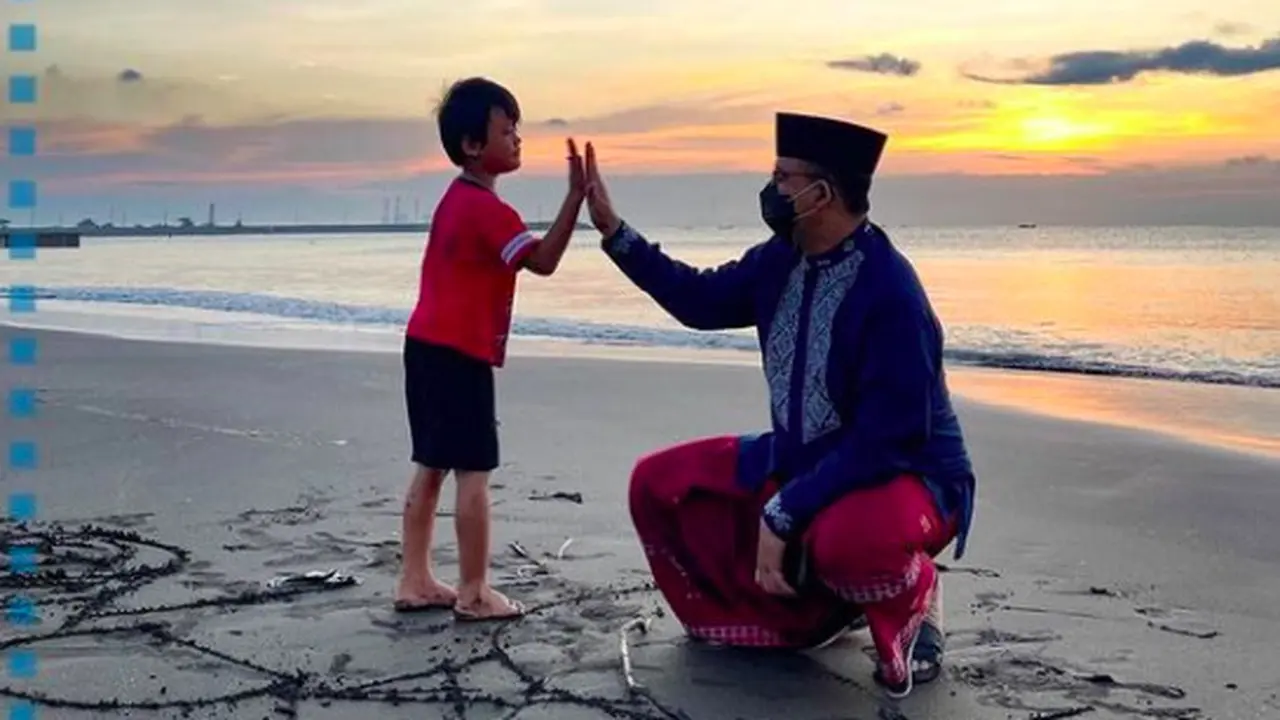 Gubernur DKI Jakarta Anies Baswedan Bercengkerama bersama satu keluarga  saat berkunjung ke Teluk Penyu di Kabupaten Cilacap, Jawa Tengah.