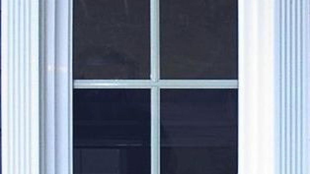 8. Jendela Klasik Eropa Frame Kayu Sederhana<br>