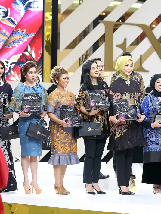 "Semua wanita bisa jalanin karier dan keluarga. Selama ini saya ga banyak macam-macam, selalu berfikir bersyukur setiap hari. Saya berusaha memberikan contoh yang terbaik, apa lagi murid-murid saya masih TK," ujar Susan. (Nurwahyunan/Bintang.com)