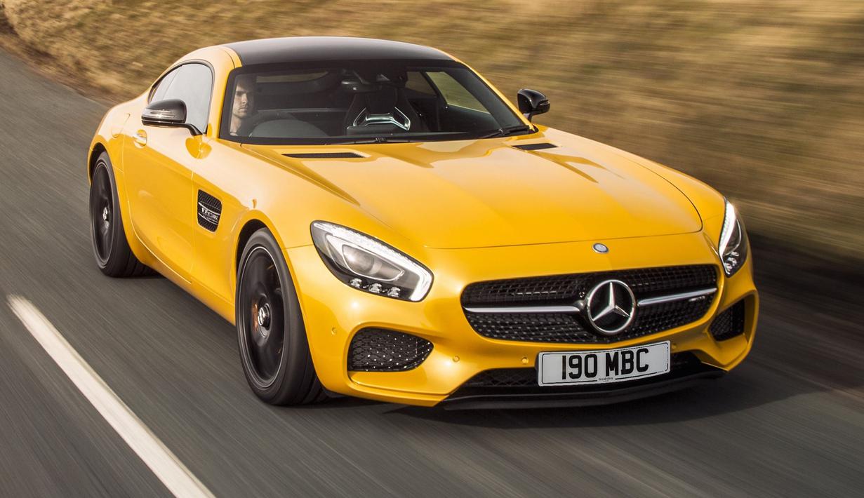 Mercedes-AMG GT: Grand Tourer mewah asal Jerman ini merupakan penerus dari sang legendaris Mercedes-Benz 300SL dan Mercedes-Benz SLS. Tampilannya masih mengikuti warisan desain dari 300SL dengan kap mesin yang panjang. Mesin 4.000cc V8 Bi-Turbo bertenaga 503 Hp disalurkan ke roda belakang untuk menambah keasyikan kala mengemudikannya. (Source: heycar.co.uk)