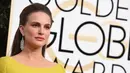 Aktris Natalie Portman turut meramaikan acara penghargaan Golden Globe Awards 2017 di Beverly Hilton, Beverly Hills, California, AS, Minggu (8/1). Mendatangi red carpet di acara tersebut, Natalie Portman pamer perut hamil. (Jordan Strauss/Invision/AP)