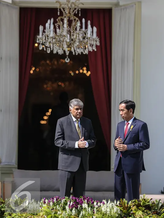 Presiden Joko Widodo berbincang dengan PM Republik Demokratik Sosialis Sri Lanka, H.E. Mr. Ranil Wickremesinghe di halaman belakang di Istana Merdeka, Jakarta, Rabu (3/8). Pertemuan membahas bilateral kedua negara. (Liputan6.com/Faizal Fanani)